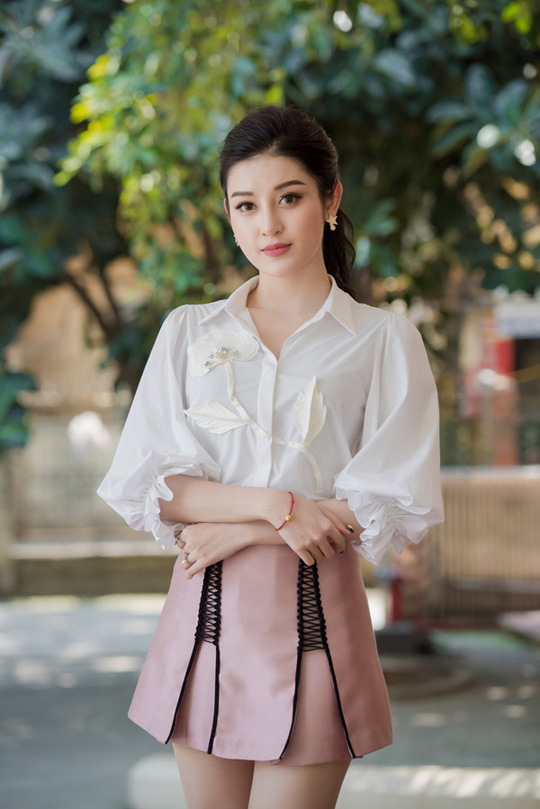 Sau 4 năm thi hoa hậu, Huyền My cho biết cô tự tin hơn, có thêm nhiều mối quan hệ mới và có nhiều trải nghiệm trong công việc, cuộc sống. Sắp tới, á hậu sẽ đầu quân về kênh VTV24. Á hậu Huyền My - 1