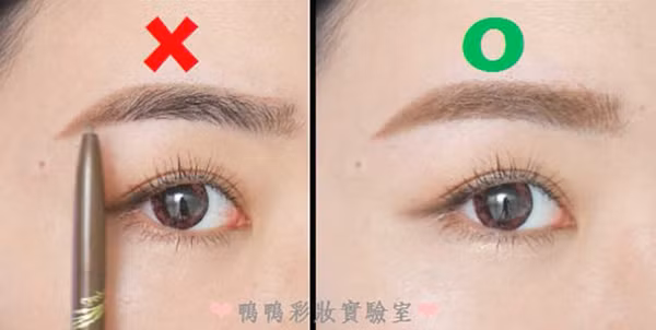 Tiêu chí quan trọng khi kẻ lông mày là màu tóc phải trùng với màu lông mày. Tuy nhiên nếu tóc bạn màu rất sáng còn lông mày lại màu tối, dù có dùng phấn hay chì sáng để kẻ thì vẫn khó đều màu, trông thiếu tự nhiên. Trong trường hợp này, bạn hãy dùng mascara dành cho lông mày chuốt đều để đổi màu cho lông mày mà không cần nhuộm.