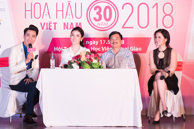 Trong cuộc trò chuyện với sinh viên, Huyền My thừa nhận sau cuộc thi Hoa hậu Việt Nam 2014 cô đối mặt với nhiều cám dỗ và cả tin đồn. May mắn là cô luôn có gia đình ở bên cạnh để giúp cô vượt qua sóng gió. "Sau mỗi lần như vậy tôi lại rèn cho mình bản lĩnh và sự mạnh mẽ. Nếu không vượt qua được cám dỗ sẽ phải trả giá nặng nề", á hậu chia sẻ. Á hậu Huyền My - 2