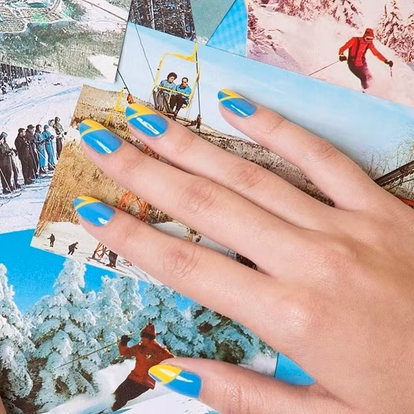 Hai sắc xanh và vàng mang đến mẫu móng mát lạnh cho mùa hè. Hai sắc xanh và vàng mang đến mẫu móng mát lạnh cho mùa hè.