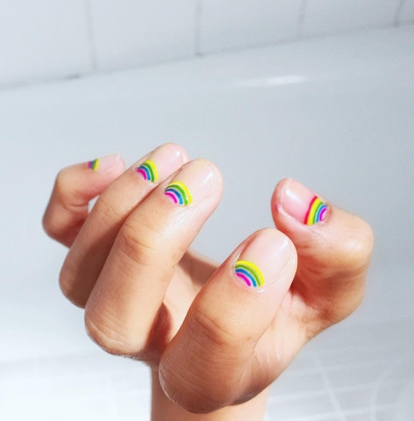 Họa tiết cầu vồng đơn giản mà bắt mắt.