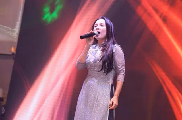 Phi Nhung rất ít khi nhận lời hát đám cưới nhưng mỗi lần hát đám cưới cát sê của chị đều rất cao.