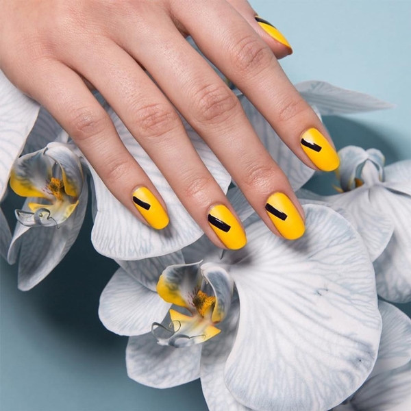 Đường kẻ đen lơ lửng giữa nền móng vàng tươi.