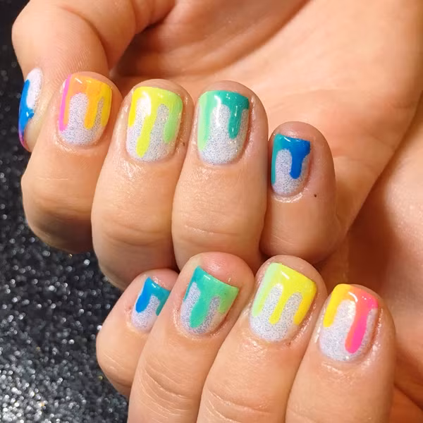 Họa tiết giọt mưa sử dụng nhiều gam màu nổi trên nền sơn nhũ bạc. Họa tiết giọt mưa sử dụng nhiều gam màu nổi trên nền sơn nhũ bạc.