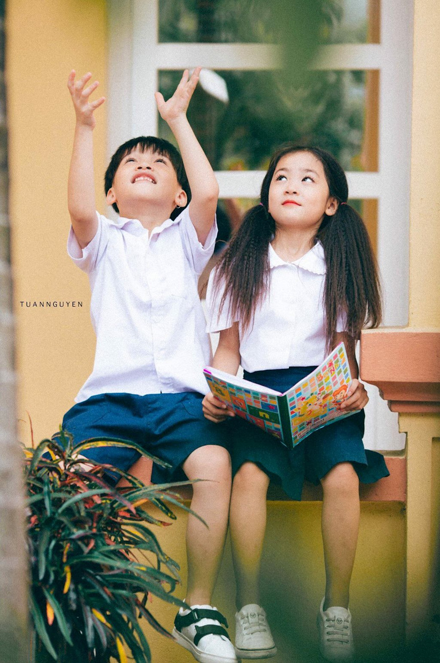 Cả bầu trời tuổi thơ ùa về qua bộ ảnh cực đẹp của cô cậu học trò tiểu học ảnh 1 Cả bầu trời tuổi thơ ùa về qua bộ ảnh cực đẹp của cô cậu học trò tiểu học ảnh 1