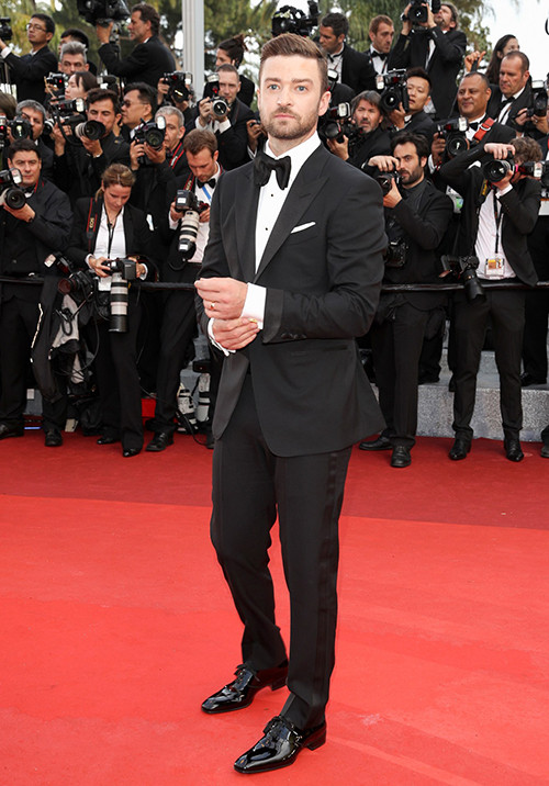 Black tie là từ để chỉ trang phục lịch sự dành cho nam giới khi tham dự những sự kiện trang trọng. Một bộ trang phục chuẩn black tie thường gồm suit tối màu, sơ mi trắng kết hợp cùng nơ cài cổ màu đen. Một số khách mời vì muốn có vẻ ngoài thêm chỉn chu thì còn diện vest kiểu tuxedo với phần vạt sau dài, là kiểu suit sang trọng nhất.