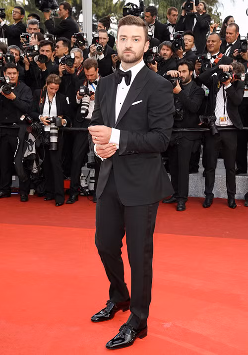 Black tie là từ để chỉ trang phục lịch sự dành cho nam giới khi tham dự những sự kiện trang trọng. Một bộ trang phục chuẩn black tie thường gồm suit tối màu, sơ mi trắng kết hợp cùng nơ cài cổ màu đen. Một số khách mời vì muốn có vẻ ngoài thêm chỉn chu thì còn diện vest kiểu tuxedo với phần vạt sau dài, là kiểu suit sang trọng nhất.