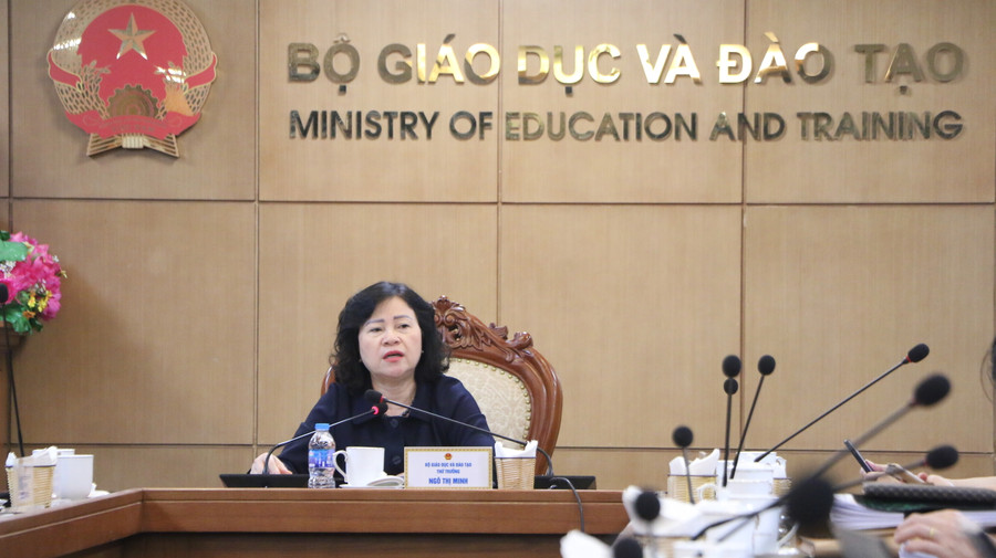 Thứ trưởng Ngô Thị Minh đề nghị các thành viên trong hội đồng nghiên cứu kỹ hồ sơ của từng ứng viên. Thứ trưởng Ngô Thị Minh đề nghị các thành viên trong hội đồng nghiên cứu kỹ hồ sơ của từng ứng viên.