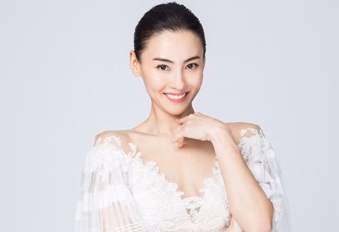 truong ba chi cong khai sang singapore cung ban trai dai gia tin don hinh anh 4