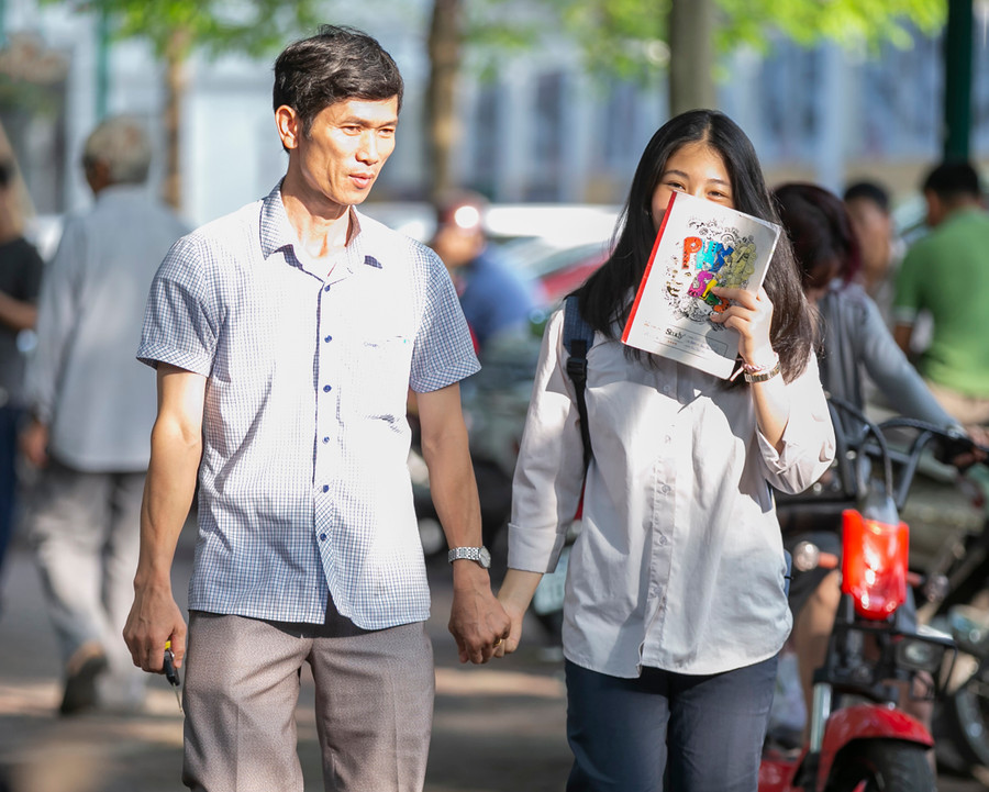 Cha mẹ luôn là nguồn động viên lớn lao nâng bước con vào đời (Ảnh minh họa) Cha mẹ luôn là nguồn động viên lớn lao nâng bước con vào đời (Ảnh minh họa)