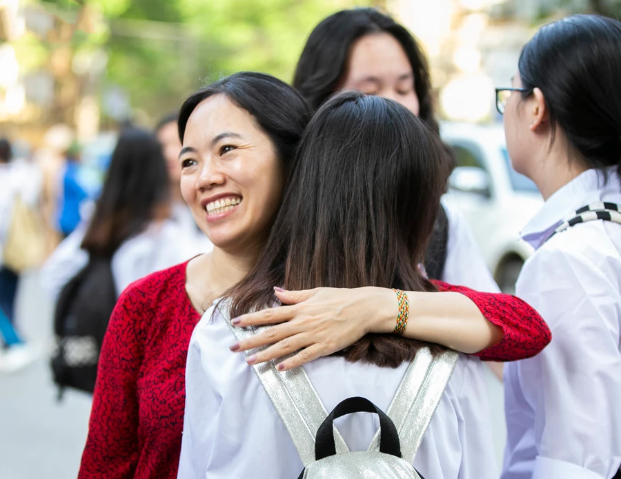 Những cái ôm của cha mẹ luôn là niềm động viên khích lệ lớn lao đối với các thí sinh trước và sau mỗi buổi thi căng thẳng. (Ảnh minh họa)