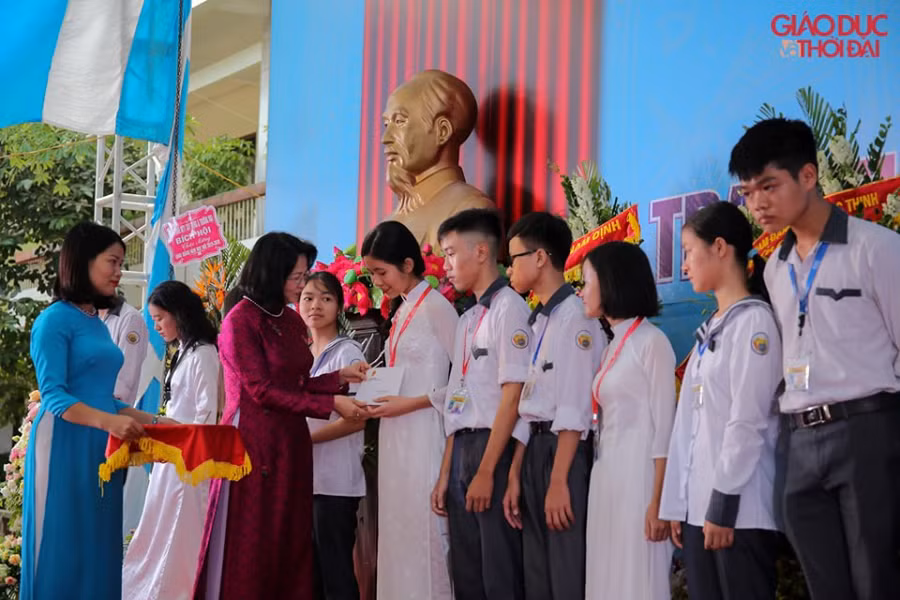 Phó Chủ tịch nước Đặng Thị Ngọc Thịnh trao 30 suất học bổng cho học sinh trường THPT chuyên Lê Hồng Phong. 