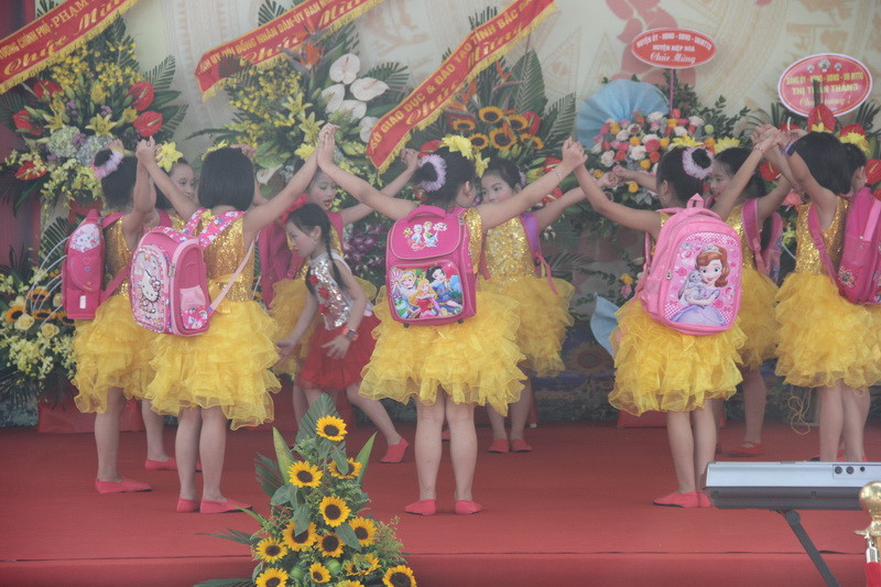 Học sinh hào hứng tham gia các trò chơi dân gian. Học sinh hào hứng tham gia các trò chơi dân gian.