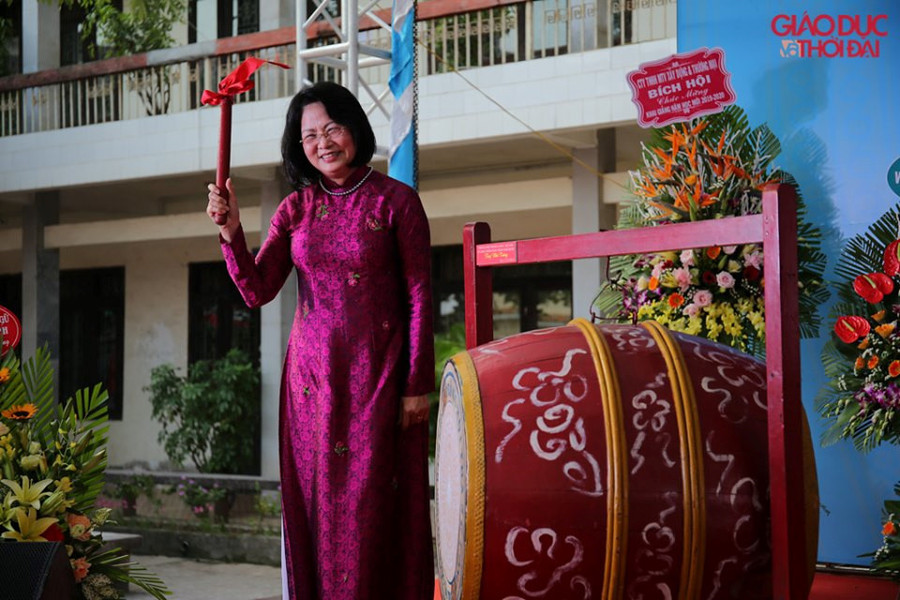 Phó Chủ tịch nước Đặng Thị Ngọc Thịnh đánh trống khai giảng năm học mới...