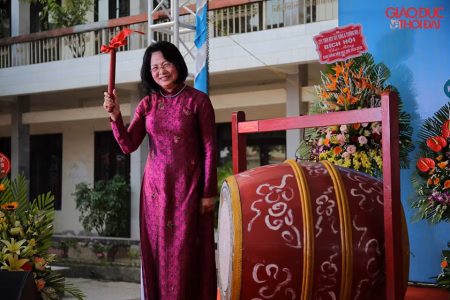 Phó Chủ tịch nước Đặng Thị Ngọc Thịnh đánh trống khai giảng năm học mới... Phó Chủ tịch nước Đặng Thị Ngọc Thịnh đánh trống khai giảng năm học mới...