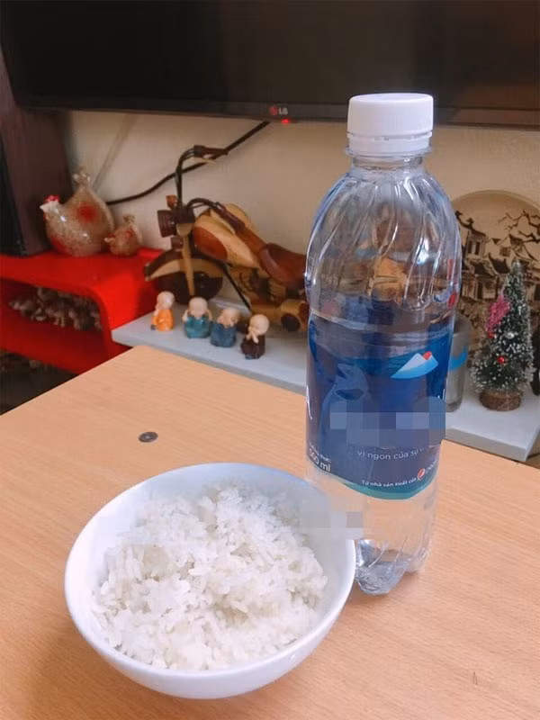 Chuẩn bị CƠM NƯỚC cho chồng trước khi đi chơi, vợ trẻ khiến ai nấy cười lăn lóc, dân mạng lại phát hiện điểm sai sai-2