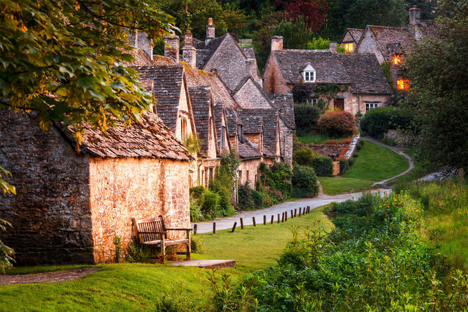 Nhà thơ William Morris từng ca ngợi Bibury là “ngôi làng đẹp nhất miền cổ tích Cotsworlds” của nước Anh. Chỉ cách Oxford khoảng một giờ đi xe, ngôi làng từ thế kỷ 17 nổi tiếng với những căn nhà đá màu mật ong. Ảnh: Telegraph.