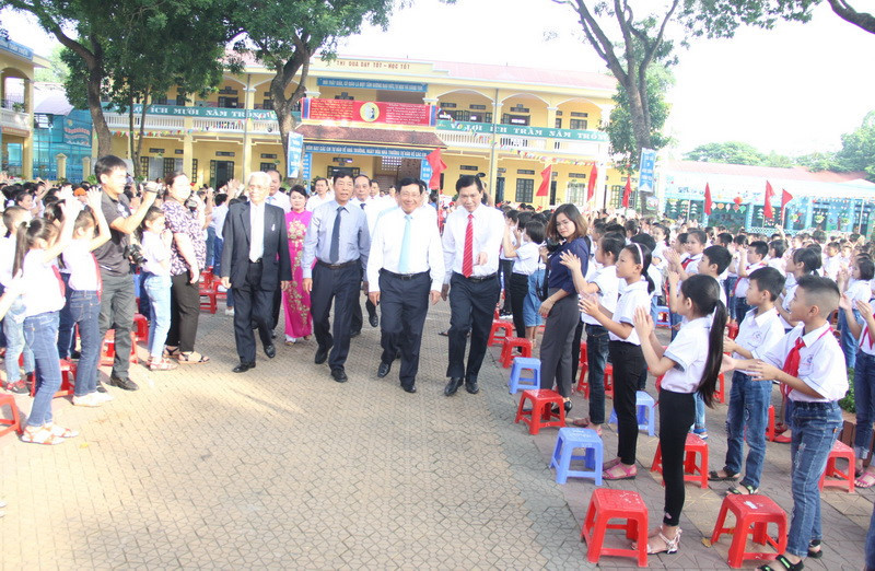 Phó Thủ tướng Phạm Bình Minh đến chung vui với thầy - trò Trường tiểu học Thị trấn Thắng trong Ngày khai giảng năm học mới. Phó Thủ tướng Phạm Bình Minh đến chung vui với thầy - trò Trường tiểu học Thị trấn Thắng trong Ngày khai giảng năm học mới.