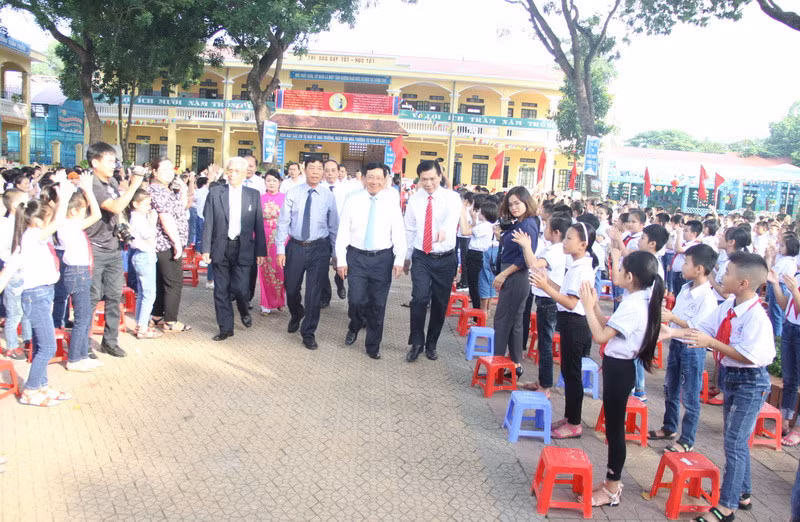Phó Thủ tướng Phạm Bình Minh đến chung vui với thầy - trò Trường tiểu học Thị trấn Thắng trong Ngày khai giảng năm học mới. Phó Thủ tướng Phạm Bình Minh đến chung vui với thầy - trò Trường tiểu học Thị trấn Thắng trong Ngày khai giảng năm học mới.