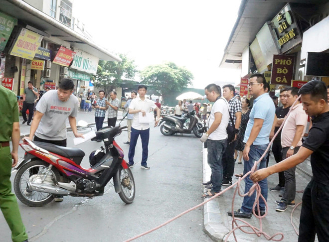 Hiện trường vụ nổ làm 5 người bị thương ở chung cư HH Linh Đàm ảnh 5 Hien truong vu no lam 5 nguoi bi thuong o chung cu HH Linh Dam hinh anh 6