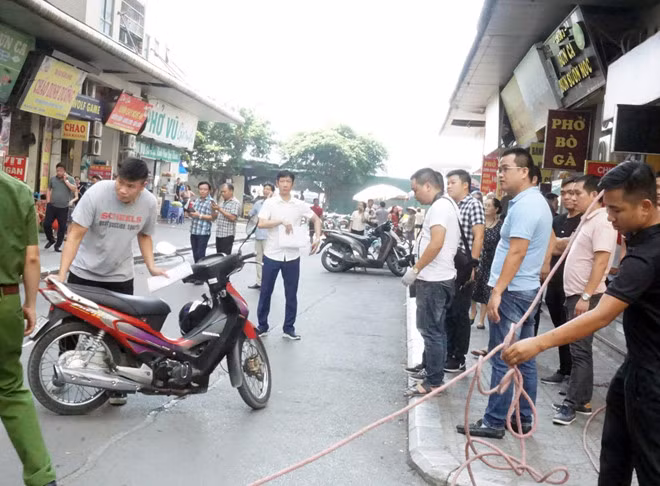 Hiện trường vụ nổ làm 5 người bị thương ở chung cư HH Linh Đàm ảnh 5 Hien truong vu no lam 5 nguoi bi thuong o chung cu HH Linh Dam hinh anh 6