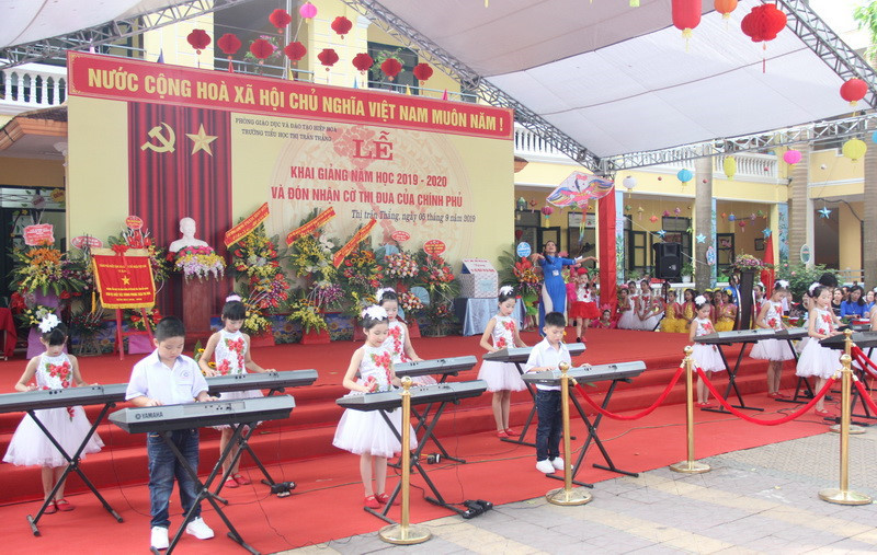 Văn nghệ chào mừng. Văn nghệ chào mừng.