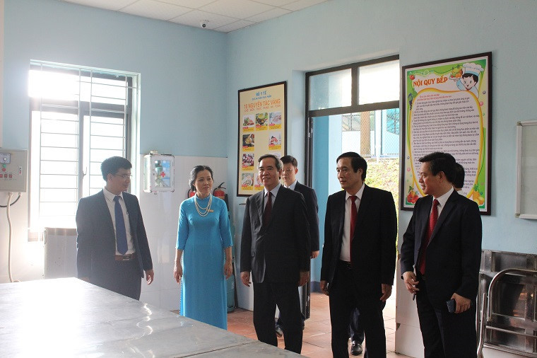 Ông Nguyễn Văn Bình cùng đoàn thăm quan cơ sở vật chất trường Phổ thông CLC Hùng Vương.