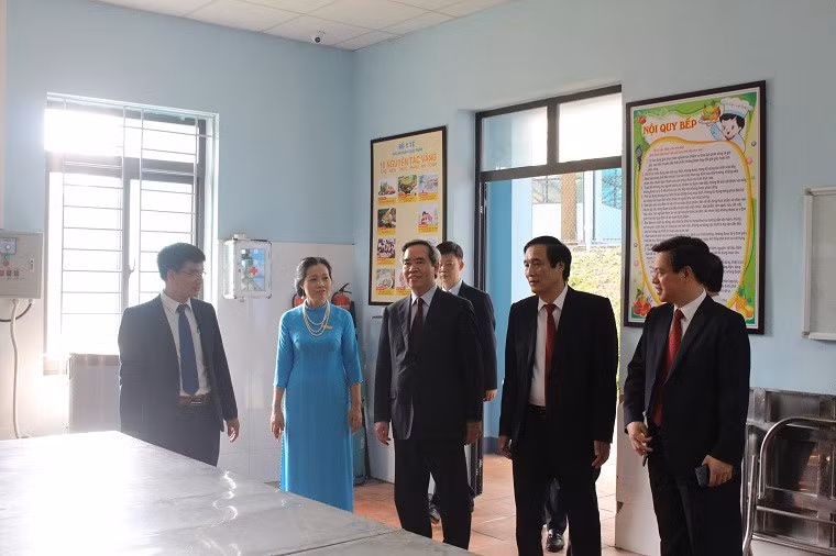 Ông Nguyễn Văn Bình cùng đoàn thăm quan cơ sở vật chất trường Phổ thông CLC Hùng Vương.