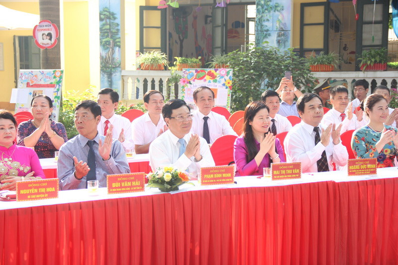 Phó Thủ tướng Phạm Bình Miinh cùng các đại biểu dự lễ khai giảng năm học mới 2019 - 2020. Phó Thủ tướng Phạm Bình Miinh cùng các đại biểu dự lễ khai giảng năm học mới 2019 - 2020.