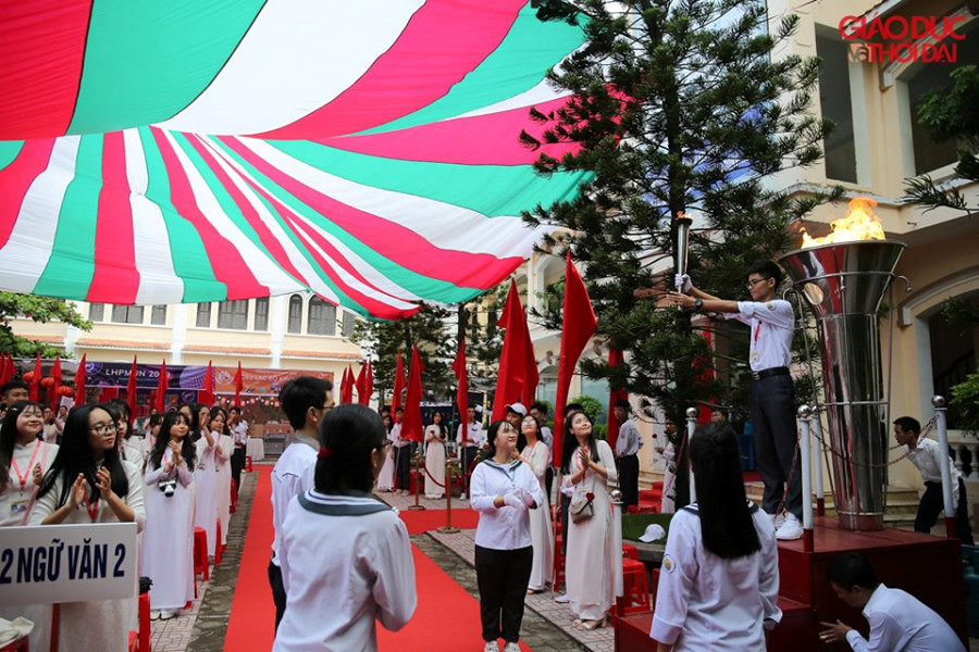 Lễ thắp đuốc của học sinh Trường chuyên Lê Hồng Phong.