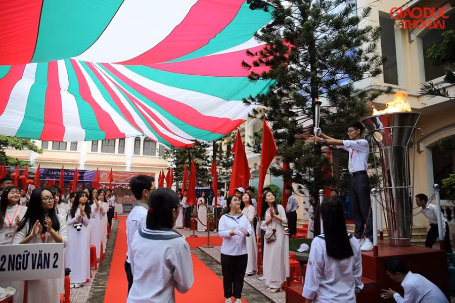 Lễ thắp đuốc của học sinh Trường chuyên Lê Hồng Phong. Lễ thắp đuốc của học sinh Trường chuyên Lê Hồng Phong.