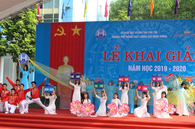 Các tiết mục văn nghệ do thầy cô trường Phổ thông CLC Hùng Vương thể hiện.