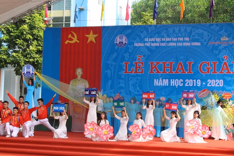 Các tiết mục văn nghệ do thầy cô trường Phổ thông CLC Hùng Vương thể hiện.