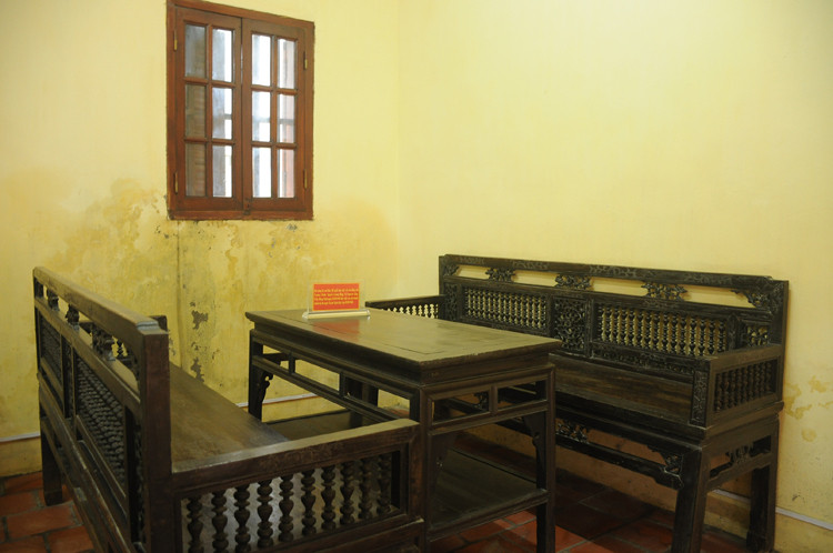 Bộ bàn ghế Bác Hồ ngồi làm việc năm 1945 đến nay vẫn được gìn giữ nguyên vẹn. Ảnh: Viết Tuân.