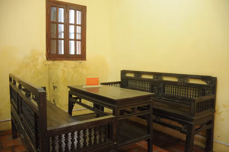 Ngôi nhà đầu tiên ở Hà Nội đón Chủ tịch Hồ Chí Minh năm 1945 ảnh 2 Bộ bàn ghế Bác Hồ ngồi làm việc năm 1945 đến nay vẫn được gìn giữ nguyên vẹn. Ảnh: Viết Tuân.