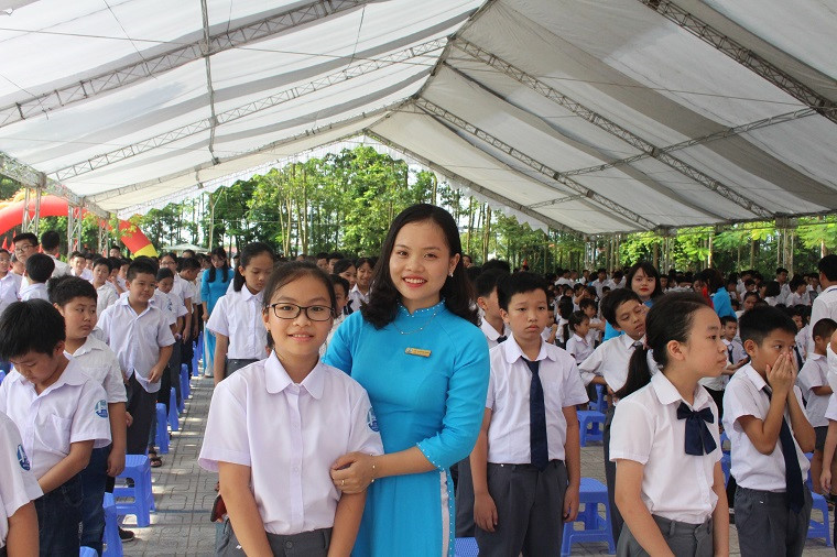 Cô trò trường Phổ thông CLC Hùng Vương hân hoan ngày tựu trường.