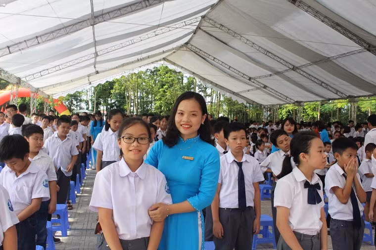 Cô trò trường Phổ thông CLC Hùng Vương hân hoan ngày tựu trường.