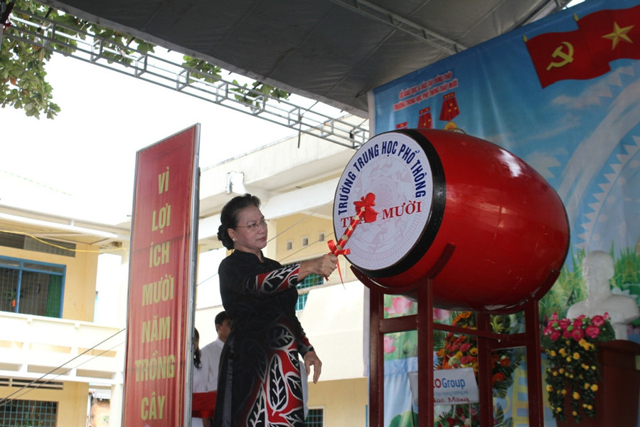 Chủ tịch Quốc hội đánh trống khai giảng Chủ tịch Quốc hội đánh trống khai giảng