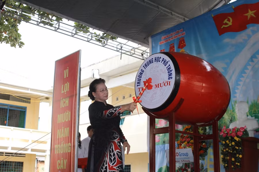 Chủ tịch Quốc hội đánh trống khai giảng Chủ tịch Quốc hội đánh trống khai giảng