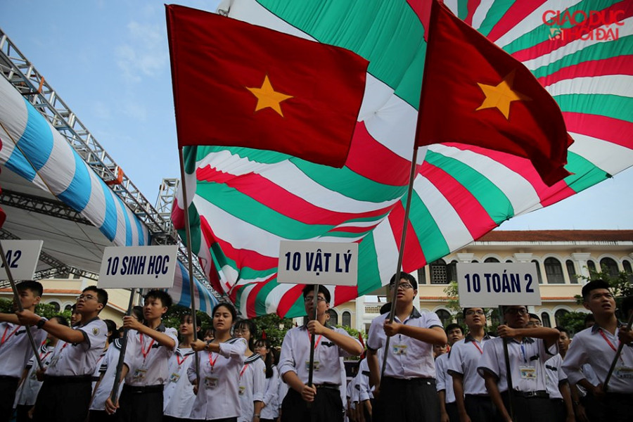 Chào cờ trong lễ khai giảng.