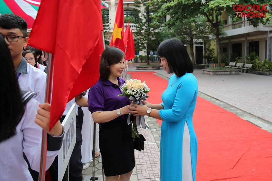 Phụ huynh học sinh trao hoa và gửi gắm niền tin với giáo viên chủ nhiệm.