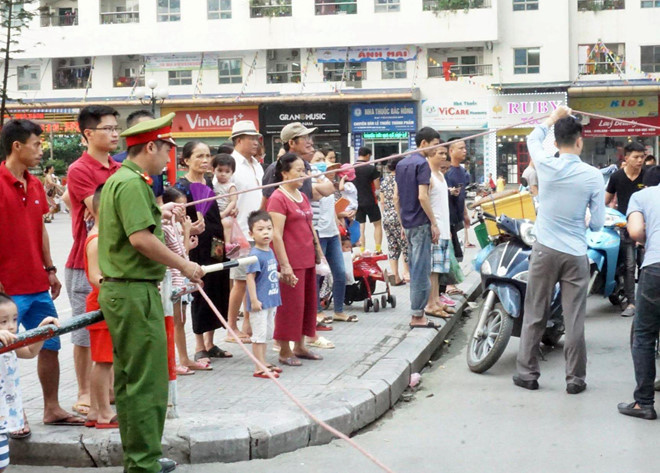 Hiện trường vụ nổ làm 5 người bị thương ở chung cư HH Linh Đàm ảnh 6 Hien truong vu no lam 5 nguoi bi thuong o chung cu HH Linh Dam hinh anh 7