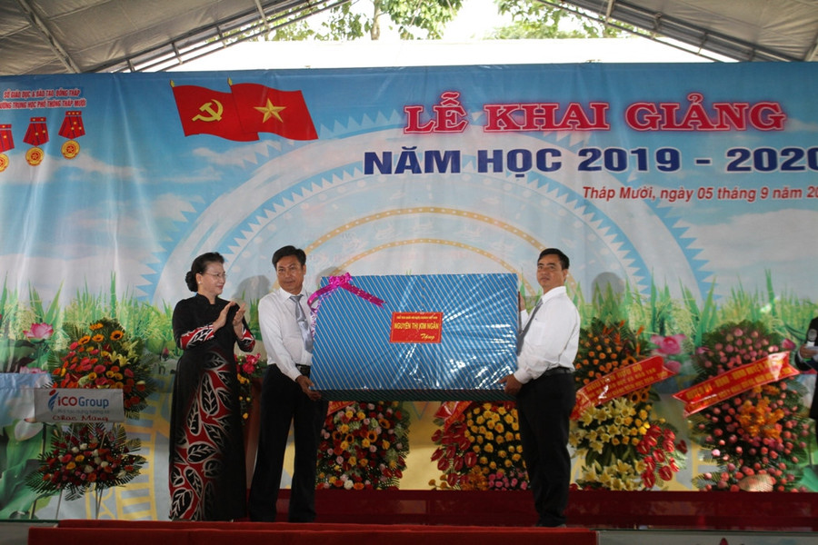 Chủ tịch Quốc hội tặng quà cho nhà trường Chủ tịch Quốc hội tặng quà cho nhà trường