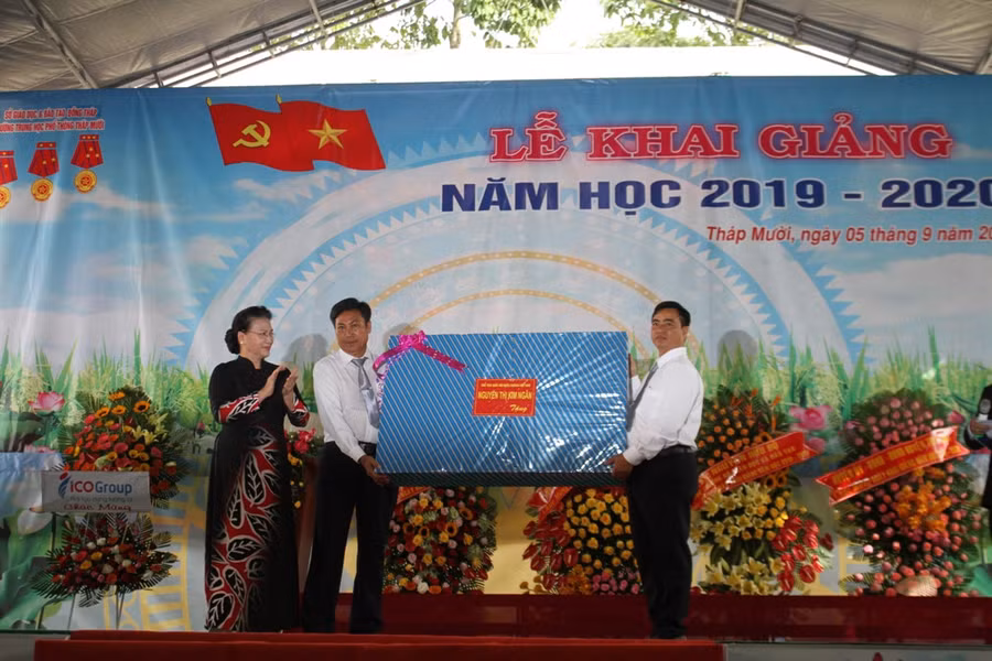 Chủ tịch Quốc hội tặng quà cho nhà trường