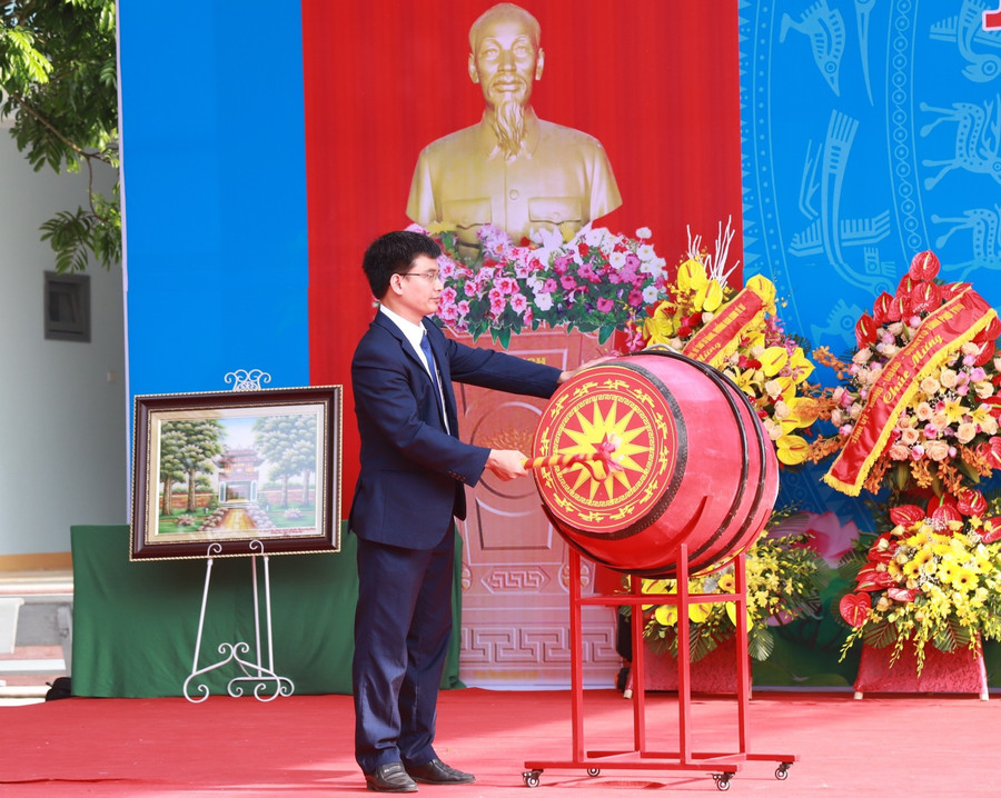Thầy Bùi Gia Nội - Hiệu trưởng trường Phổ thông CLC Hùng Vương đánh trống khai giảng năm học mới.