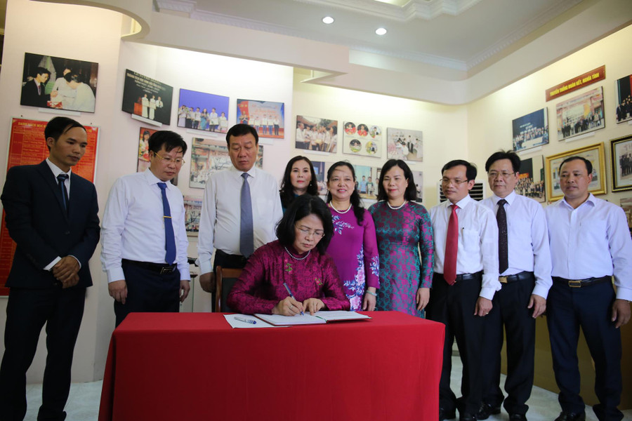 Phó Chủ tịch nước Đặng Thị Ngọc Thịnh thăm và viết lưu bút tại trường