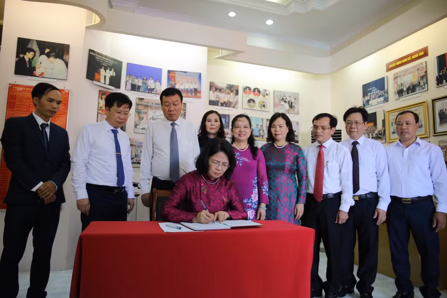 Phó Chủ tịch nước Đặng Thị Ngọc Thịnh thăm và viết lưu bút tại trường Phó Chủ tịch nước Đặng Thị Ngọc Thịnh thăm và viết lưu bút tại trường