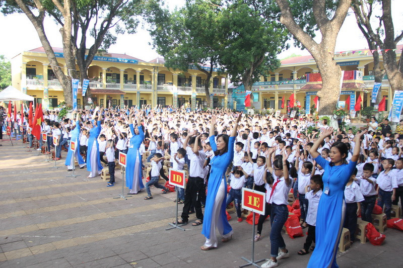 Thầy và trò cùng đồng diễn thể dục. Thầy và trò cùng đồng diễn thể dục.