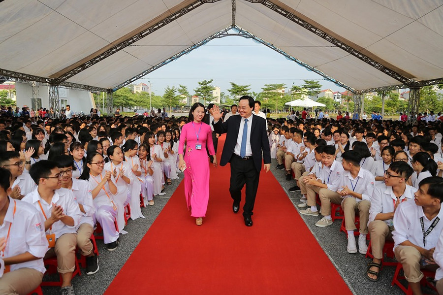 Bộ trưởng GD&ĐT Phùng Xuân Nhạ chia vui cùng thầy cô và học sinh trường.