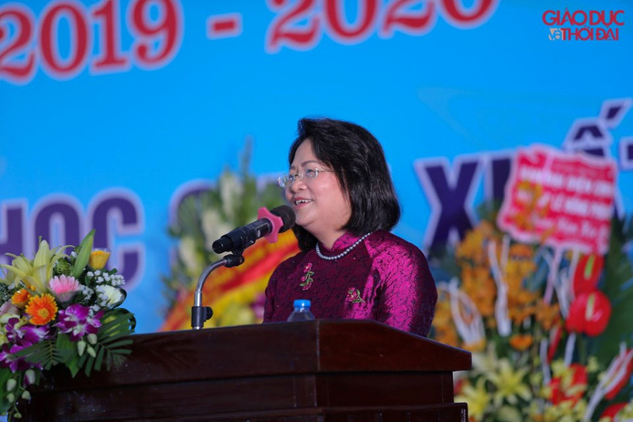 ... và chúc mừng toàn thể cán bộ, giáo viên, học sinh Trường THPT chuyên Lê Hồng Phong.